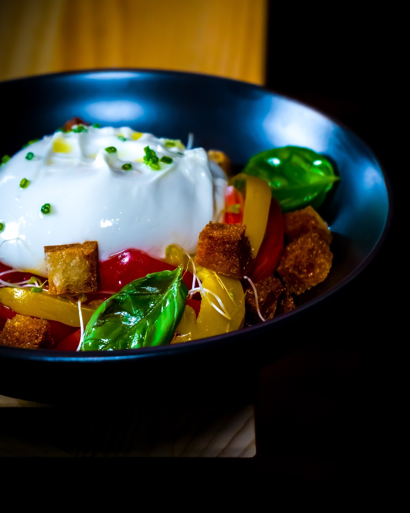 Burrata con tomate y albahaca